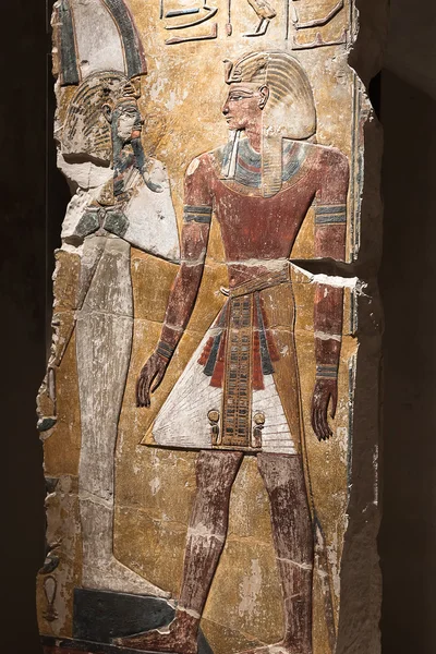 Relief von Pharao seti i und Osiris von einer Säule aus dem Boden — Stockfoto