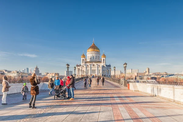 Människor är fotograferade på Patriarshy bron nära Cathedral — Stockfoto