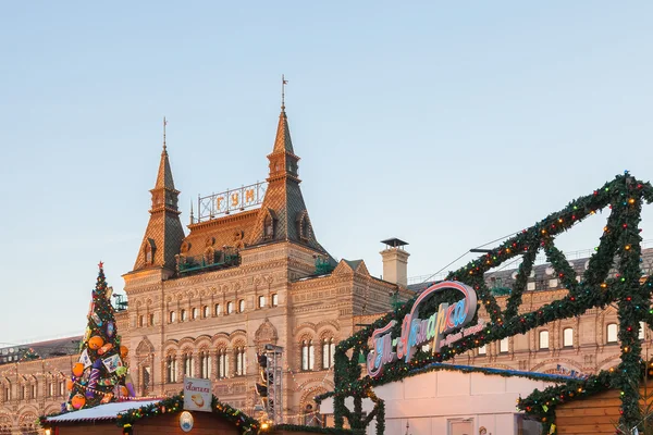 Weihnachtsmarkt auf dem Roten Platz in der Nähe von Kaugummigeschäft, Moskau — Stockfoto