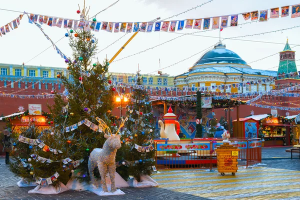 Julmarknad på Röda torget i Moskva, Ryssland — Stockfoto