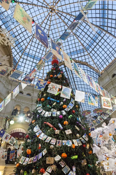 Árvore de Natal está no interior da loja GUM, Moscou — Fotografia de Stock