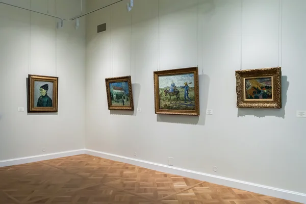 在博物馆的大厅与印象派绘画 Vincent 梵高 — 图库照片