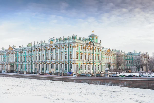 Здание Эрмитажа (Зимний дворец) зимой, Св. Петр — стоковое фото