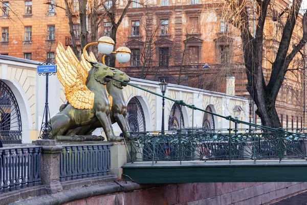 सेंट पीटर्सबर्गमधील बँक ब्रिजवर विंग्ड ग्रिफॉनचे पुतळे — स्टॉक फोटो, इमेज