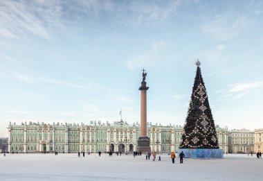 Rusya'nın St. Petersburg kentinde Noel ağacı ile Palace Square