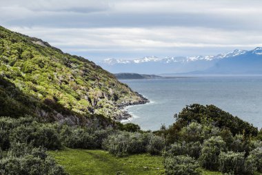 Deniz manzaralı uçurumların genel manzarası