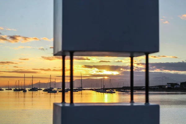 夕阳西下的湖岸 船尾为帆船 — 图库照片