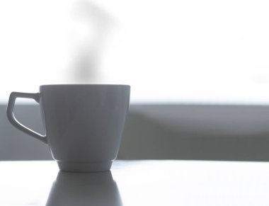 Beyaz arka planda beyaz kahve fincanı.