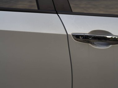 Gökyüzünün bulutlarına yansıyan aynalı gümüş renkli kapılar.