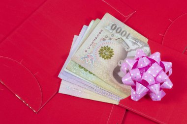 İçinde para olan kırmızı zarf Çin Yeni Yılı 'nda çok popülerdir.