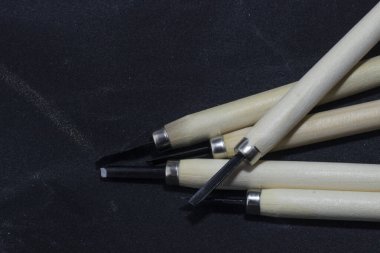 Ahşap saplı, siyah arka planda bir bıçak.