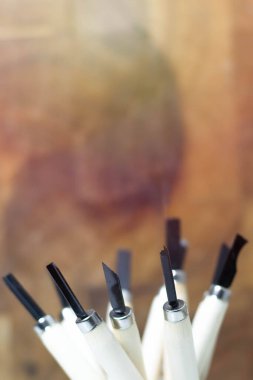 Koyu kahverengi ahşap arka planda ahşap oyma bıçağı.