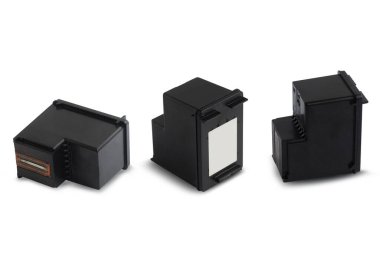 Beyaz arkaplandaki yazıcı için kırpma yolu olan mürekkep kartuşları