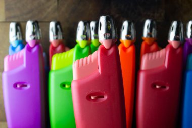 Çok renkli arka planda kırmızı ışıklı silah karanlıkta daha açık renkli.