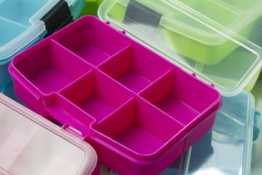 Küçük kompartımanlı plastik kutu 