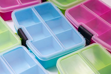 Küçük kompartımanlı plastik kutu