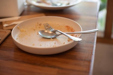 Kaşık ve çatal yemekten sonra boş bir tabağa konur. Çöpe atılmamış ya da artık yemek artıklarını temsil eder.