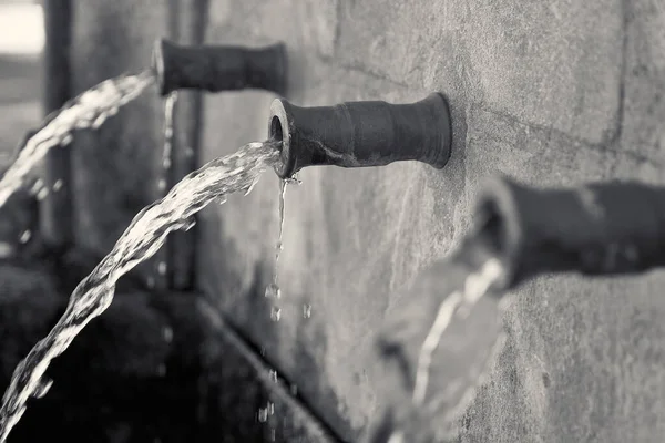 Stenen Fontein Met Drie Waterleidingen Natuurlijk Water Dat Uit Een — Stockfoto