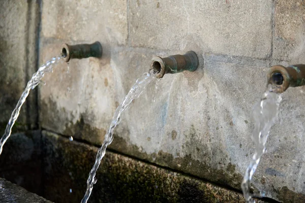 Fontaine Pierre Avec Trois Conduites Eau Eau Naturelle Provenant Une — Photo