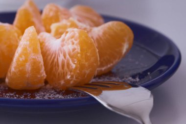 Turuncu mandalinalar yenmeye hazır. Turuncu meyve, taze ve doğal. Şekerli ya da şekersiz meyve. Mavi tabakta Clementines.