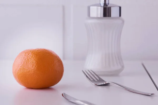 Turuncu mandalinalar yenmeye hazır. Turuncu meyve, taze ve doğal. Şekerli ya da şekersiz meyve. Mavi tabakta Clementines.