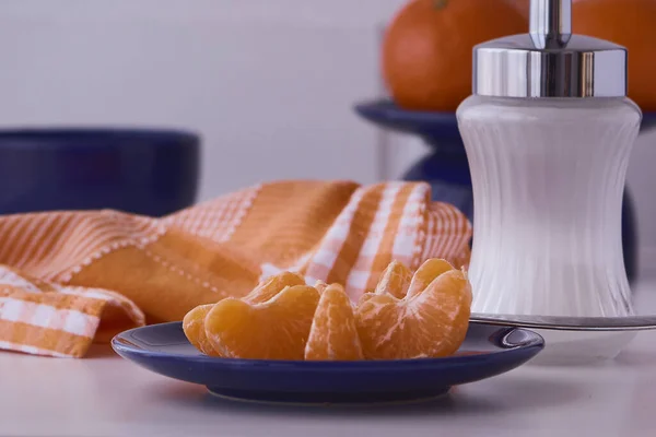 Turuncu mandalinalar yenmeye hazır. Turuncu meyve, taze ve doğal. Şekerli ya da şekersiz meyve. Mavi tabakta Clementines.