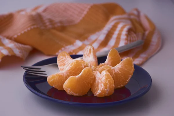 Turuncu mandalinalar yenmeye hazır. Turuncu meyve, taze ve doğal. Şekerli ya da şekersiz meyve. Mavi tabakta Clementines.