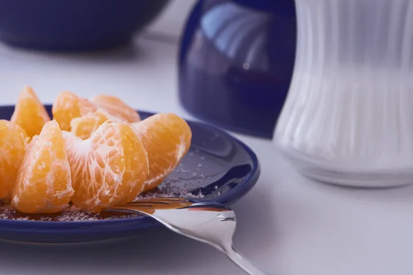 Turuncu mandalinalar yenmeye hazır. Turuncu meyve, taze ve doğal. Şekerli ya da şekersiz meyve. Mavi tabakta Clementines.