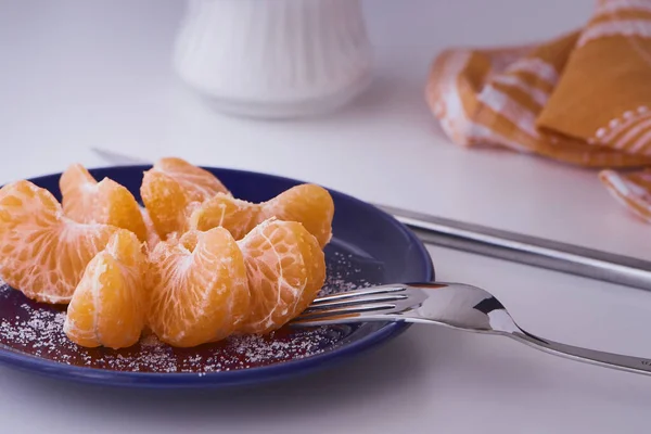 Turuncu mandalinalar yenmeye hazır. Turuncu meyve, taze ve doğal. Şekerli ya da şekersiz meyve. Mavi tabakta Clementines.