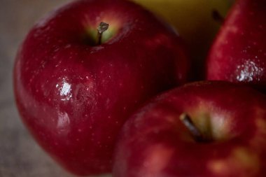 Birkaç kırmızı elma. Kırmızı elmalara yakın çekim.