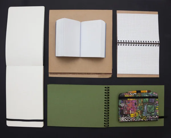 Cuadernos en blanco marrón y verde —  Fotos de Stock