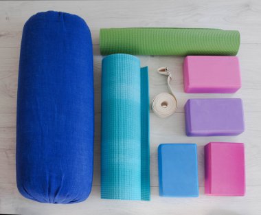 Yoga blokları, kayış, silindir ve halı'den aksesuarlar