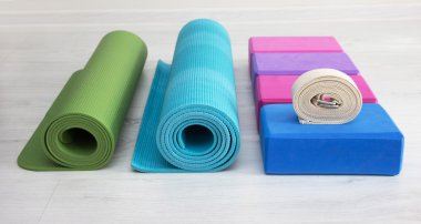 bloklar, kayış, silindir ve halı Iyengar yoga'den aksesuarlar