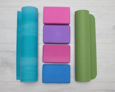 bloklar, kayış, silindir ve halı Iyengar yoga'den aksesuarlar