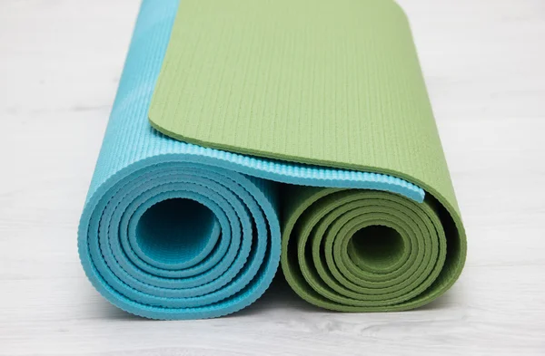 Dois esteiras de ioga iyengar cores verde e azul — Fotografia de Stock