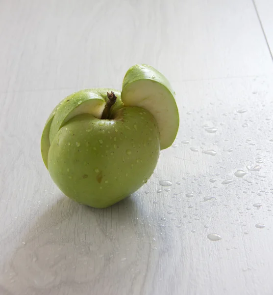 Groene appel op hout — Stockfoto