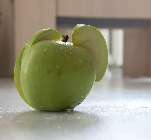 Groene appel op hout — Stockfoto