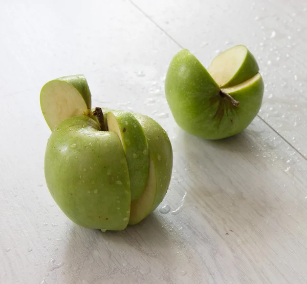 Groene appel op hout — Stockfoto