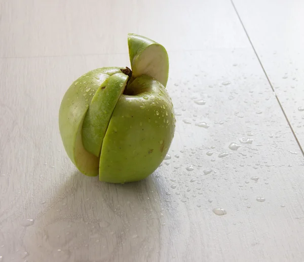 Groene appel op hout — Stockfoto