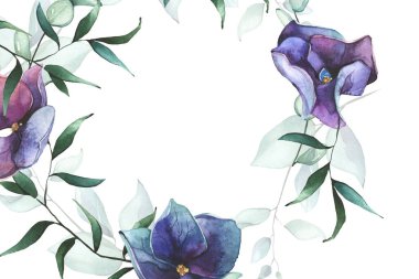 Suluboya el maviye boyanmış, menekşe rengi, mor ortanca çiçekleri, turkuaz okaliptüs ve yeşil yaprak çerçevesi. Çiçek çelengi aranjmanı. Sanatsal tasarım şablon clipart.