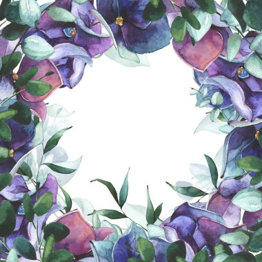 Suluboya el maviye boyanmış, menekşe rengi, mor ortanca çiçekleri, yeşil okaliptüs dalları, yuvarlak bir çerçeve. Çiçek şablon tasarımı