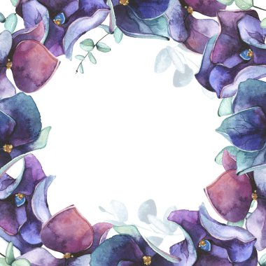 Suluboya el maviye boyanmış, menekşe rengi, mor ortanca çiçekleri, turkuaz okaliptüs dalları çelengi. Çiçek şablon tasarımı.