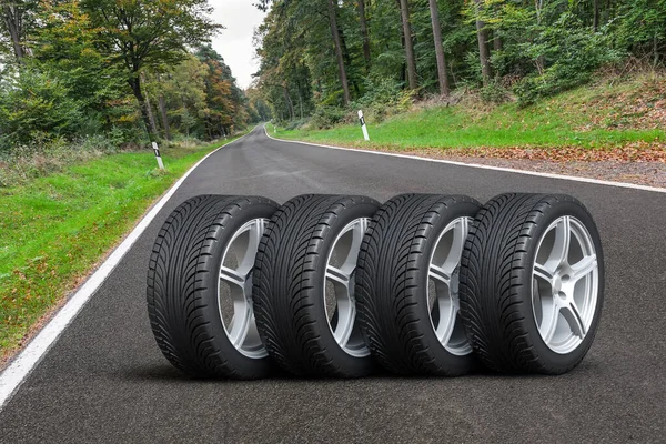 Conjunto Rodas Carro Quatro Rodas Carro Dispostas Uma Fileira Estrada — Fotografia de Stock