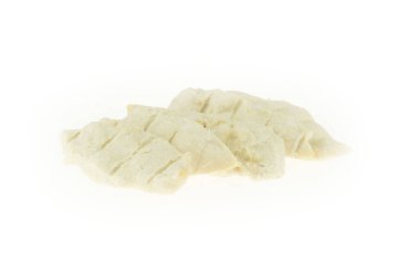 Buharda pişirilmiş göğüs tavuğu beyaz arka planda izole edilmiş.