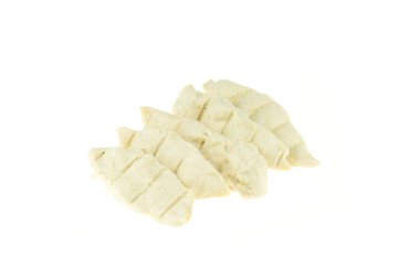 Buharda pişirilmiş göğüs tavuğu beyaz arka planda izole edilmiş.