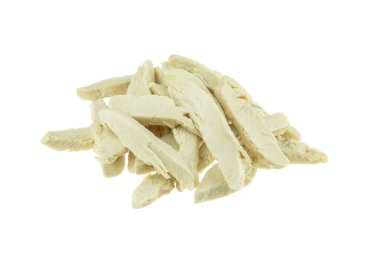 Beyaz bir arka planda buğulanmış tavuk göğsü şeritleri