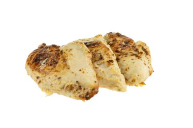 Beyaz arka planda izole edilmiş fırınlanmış tavuk göğsü.