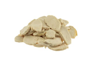 Beyaz bir arka planda buğulanmış tavuk göğsü şeritleri