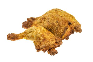 Beyaz arka planda izole edilmiş fırında tavuk budu.