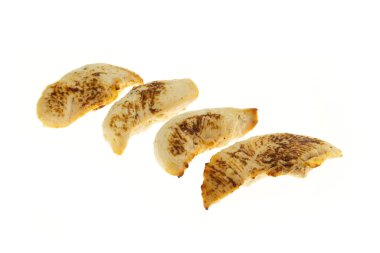 Kızarmış tavuklu sığır filetosu beyaz arka planda izole edilmiş.